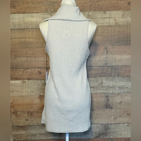 🌻 ASTR The Label Ribbed Cowl Neck Sleeveless Tunic Sweater Women's sz Large Slit - Picture 3 of 12